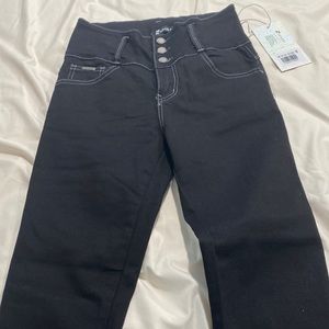 Lifts and shape, fitting waistband, flattens your tummy